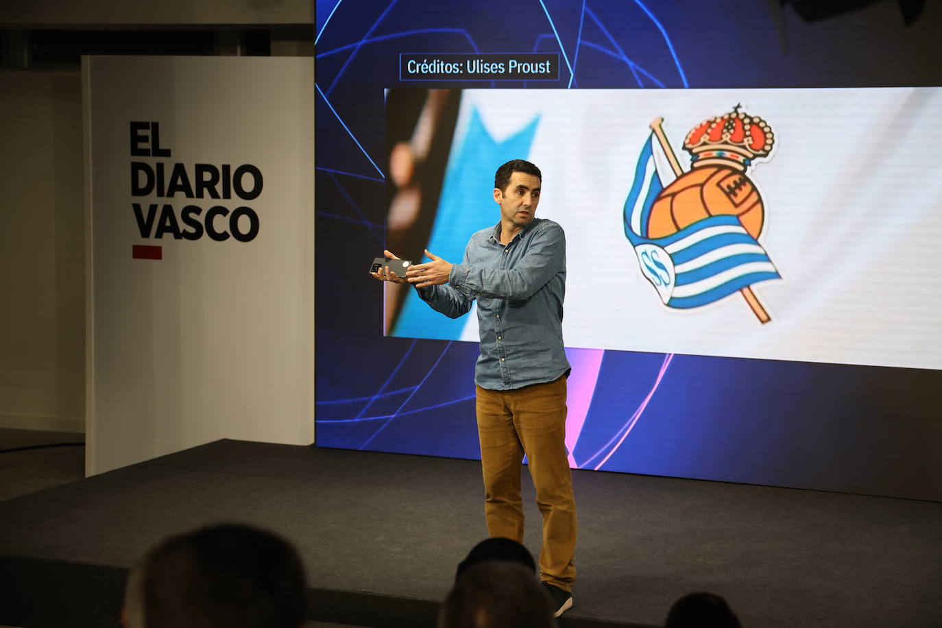 El jefe de Deportes, Álvaro Vicente, dedicó un discurso de bienvenida a la grada.