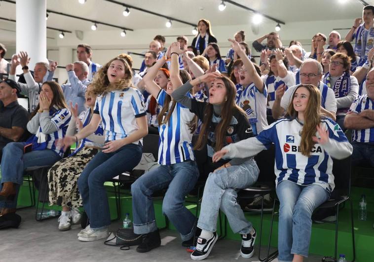 Las ocasiones del equipo txuri urdin durante la primera parte del partido pusieron a la grada del DV Arena en pie en varias ocasiones.