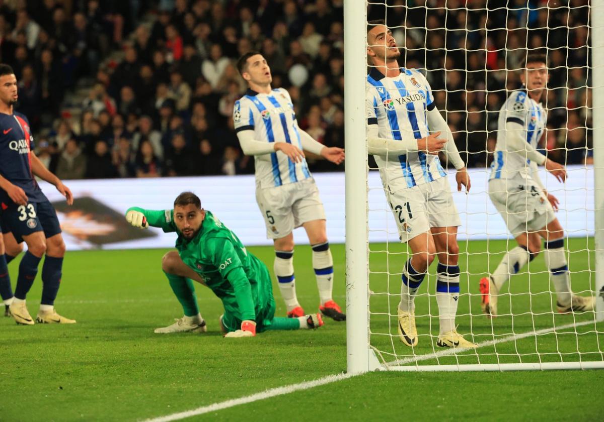 Zubeldia, André Silva y Zubimendi se lamentandespués de una oportunidad de la Real,con Donnarumma en el suelo.