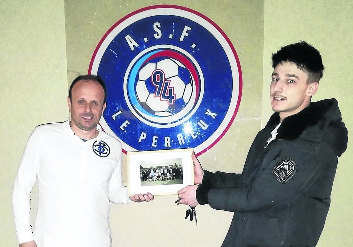 Imagen principal - David González le entrega una fotografía a un responsable del ASF. Jugadores de la Real y el Red Star