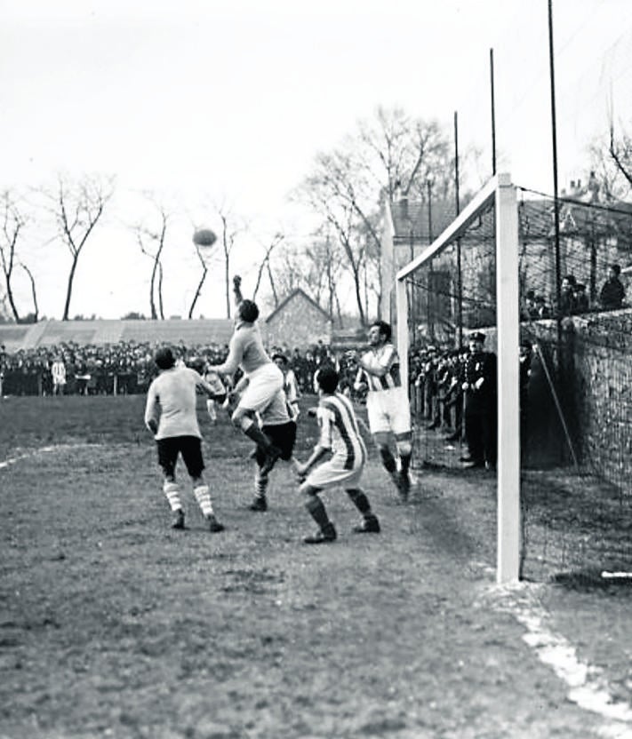 Imagen secundaria 2 - David González le entrega una fotografía a un responsable del ASF. Jugadores de la Real y el Red Star
