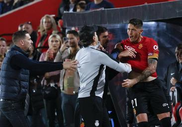 La polémica expulsión a Raíllo por dar un codazo a Sadiq y después aplaudir al árbitro