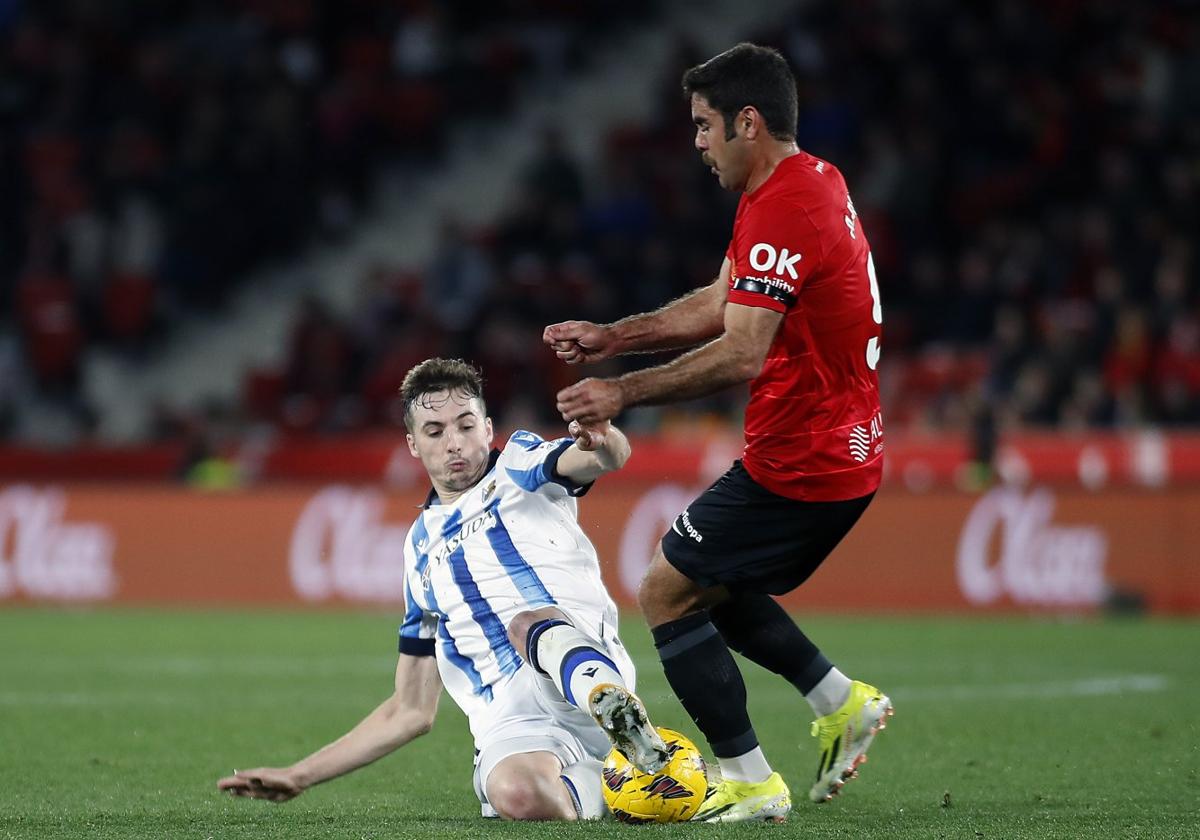 Pacheco se cruza a ras de suelo para arrebatarle el balón al mallorquín Abdon Prats ayer en Son Moix. El navarro vio amarilla en esta jugada.