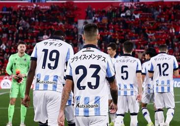 La Real salta al césped de Son Moix con el nombre de sus jugadores en japonés