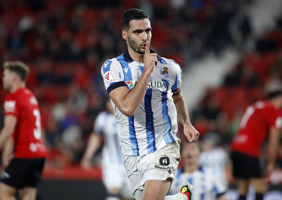 Imagen secundaria 1 - La celebración a lo &#039;mandando a callar&#039; de Mikel Merino