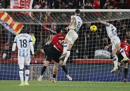 Mikel Merino remata de cabeza el gol que supuso la victoria de la Real Sociedad contra el Mallorca en Son Moix.