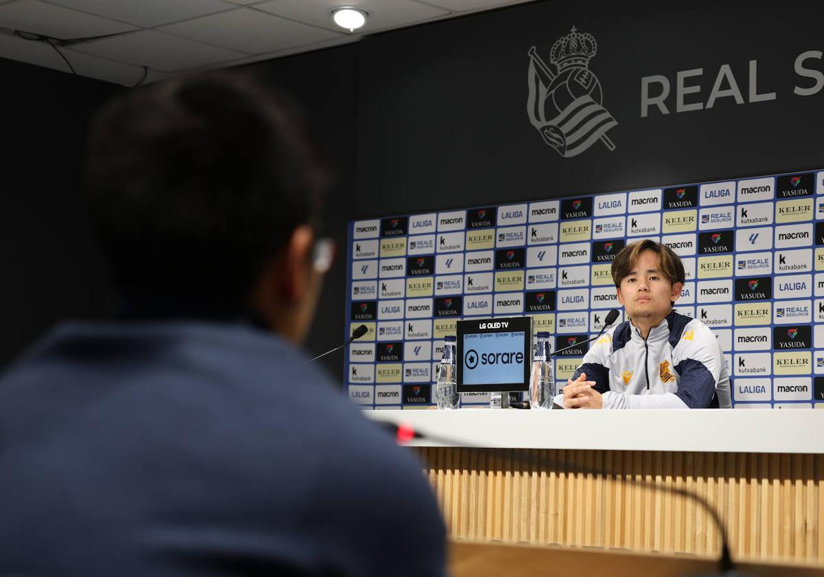 Take Kubo atiende la pregunta de un periodista durante su comparecencia de este mediodía en la sala de prensa de Zubieta.