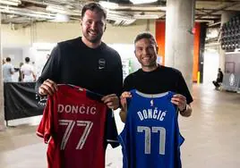 Luka Doncic y Asier Illarramendi posan con las camisetas de Dallas FC y Dallas Mavericks antes del partido de la NBA.