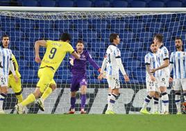 Álex Remiro reclama falta en el gol de Comesaña que ha puesto al Villarreal por delante en el marcador.