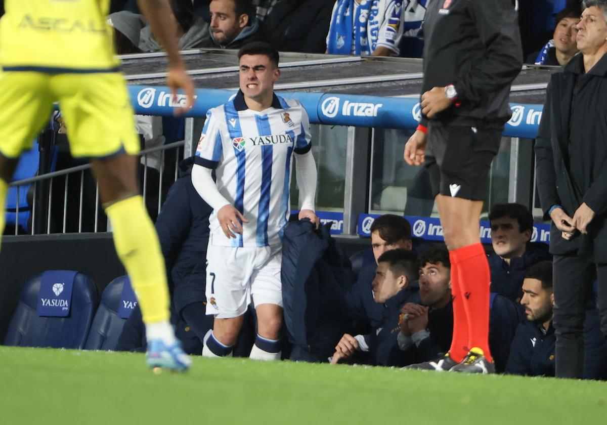 Ander Barrenetxea, con cara de dolor tras abandonar el terreno de juego lesionado en el duelo de anoche ante el Villarreal.