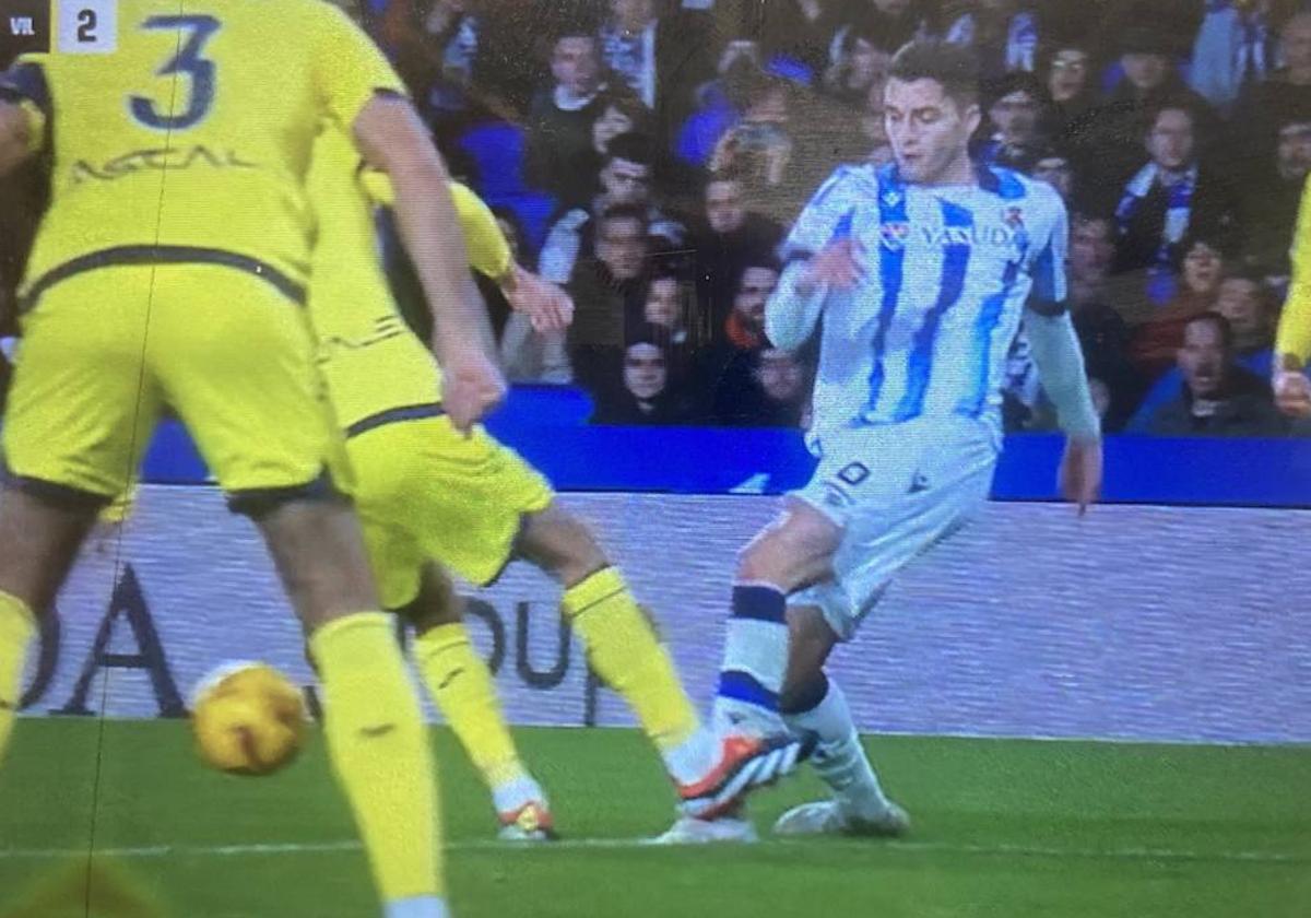 Momento en le que Comesaña pisa el pie de Zakharyan, que se encuentra sobre la misma línea.