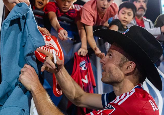 Asier Illarramendi, firmando autógrafos con el sombrero de cowboy al finalizar el encuentro de la MLS.