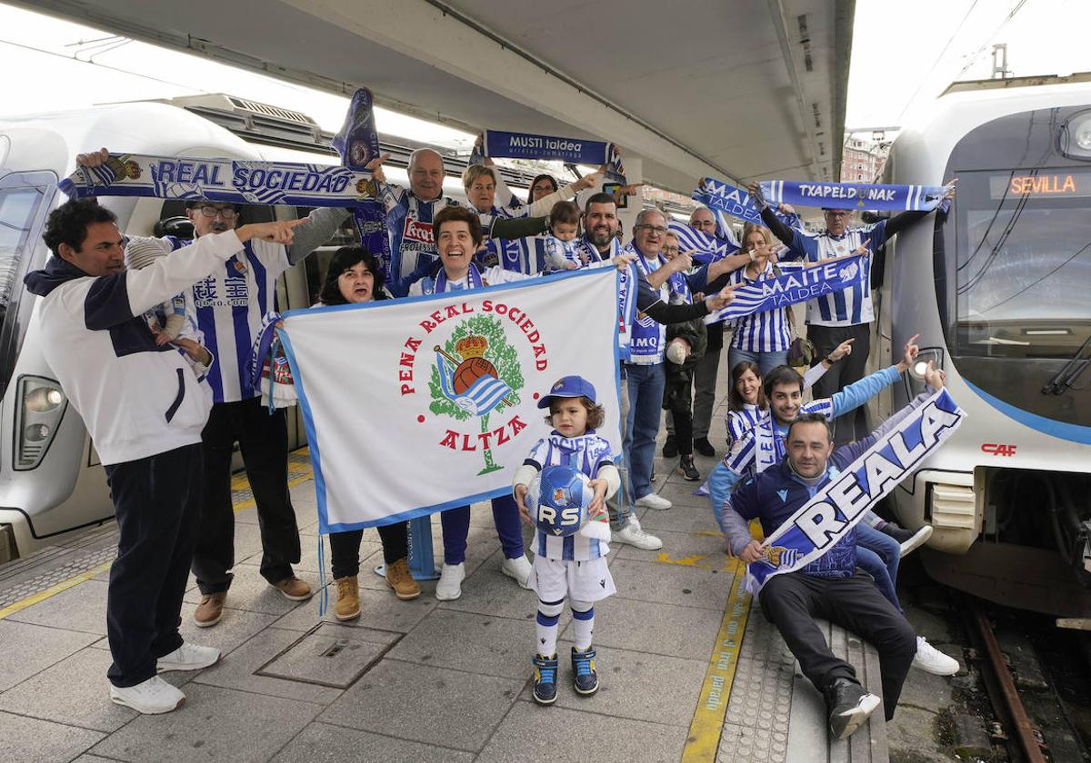 Pasajeros al tren. Aficionados de la Real de Maite Taldea, Musti Taldea y otros hinchas txuri-urdin que sueñan con estar presentes en Sevilla, en la estación del topo de Easo.