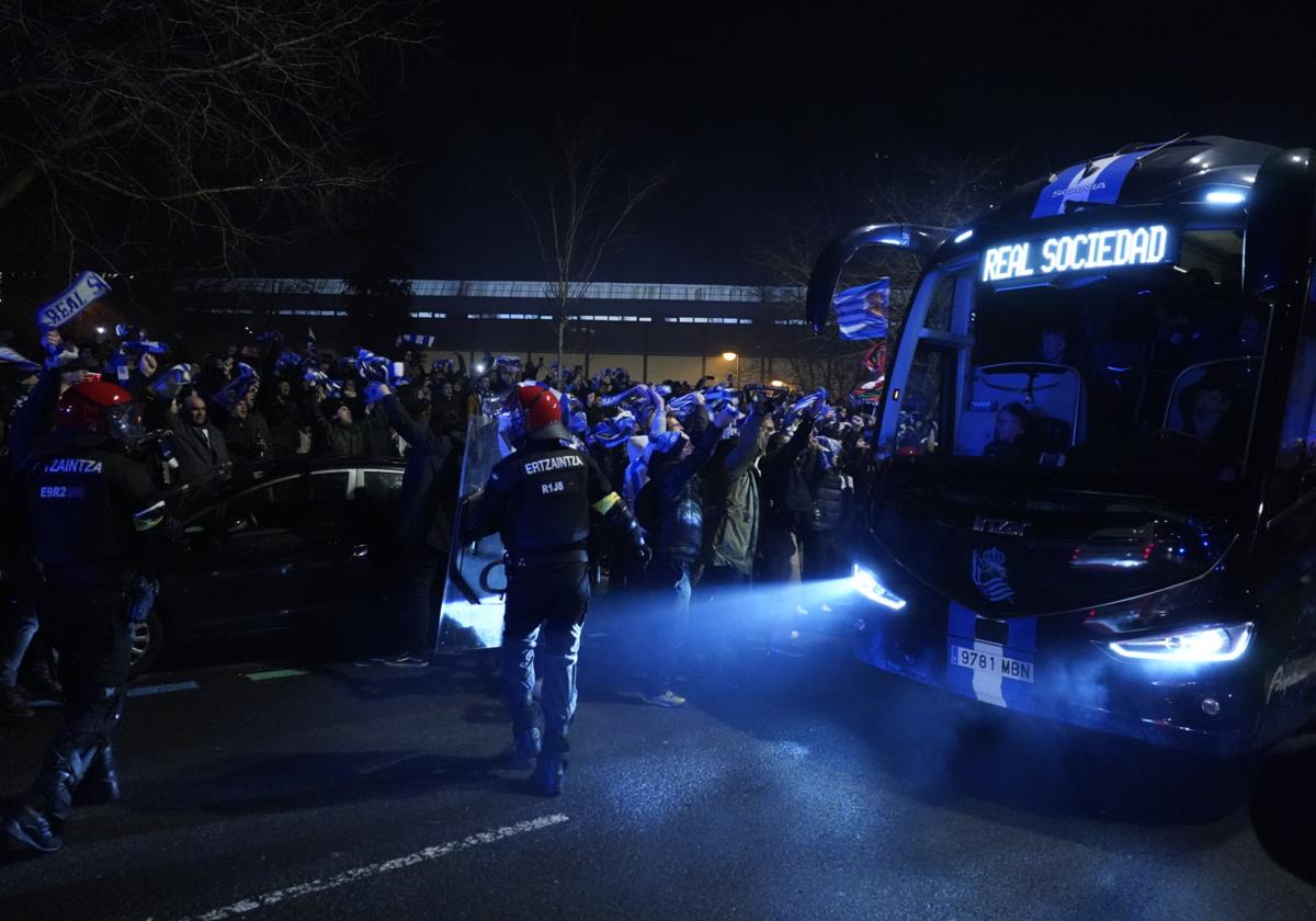 Recibimiento de la afición a la Real en el exterior del Reale Arena.