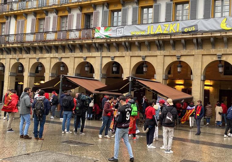 La afición del Mallorca se ha animado en la Plaza de la Constitución.