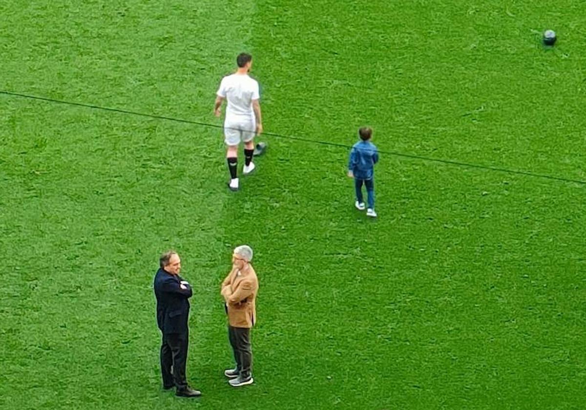 Jokin Aperribay y Roberto Olabe charlan sobre el césped del Sánchez Pizjuán tras saludar a Suso, que saltó al campo a pelotear junto a su hijo.