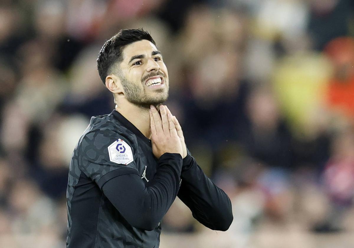 Asensio se lamenta en el partido contra el Monaco.