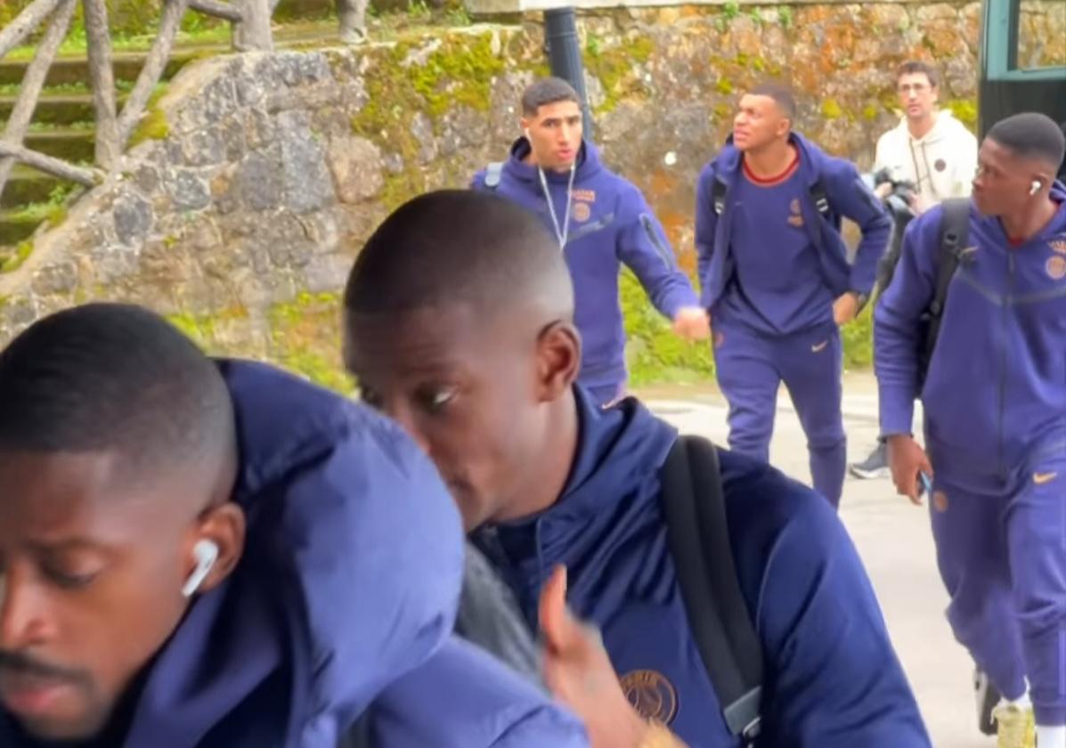 La expedición del PSG a su llegada al Hotel Monte Igueldo.