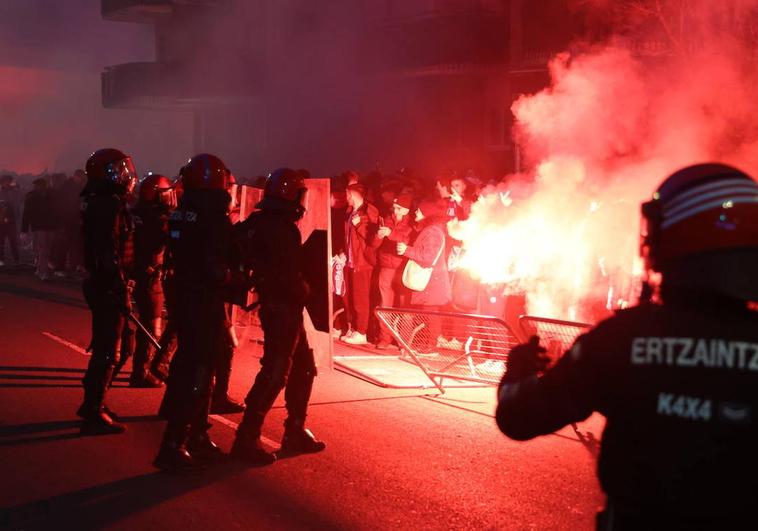 Disturbios y cargas en Amara antes del partido entre Real Sociedad y PSG