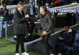 Un sonriente Imanol saluda a LuisEnrique al principio del encuentro.