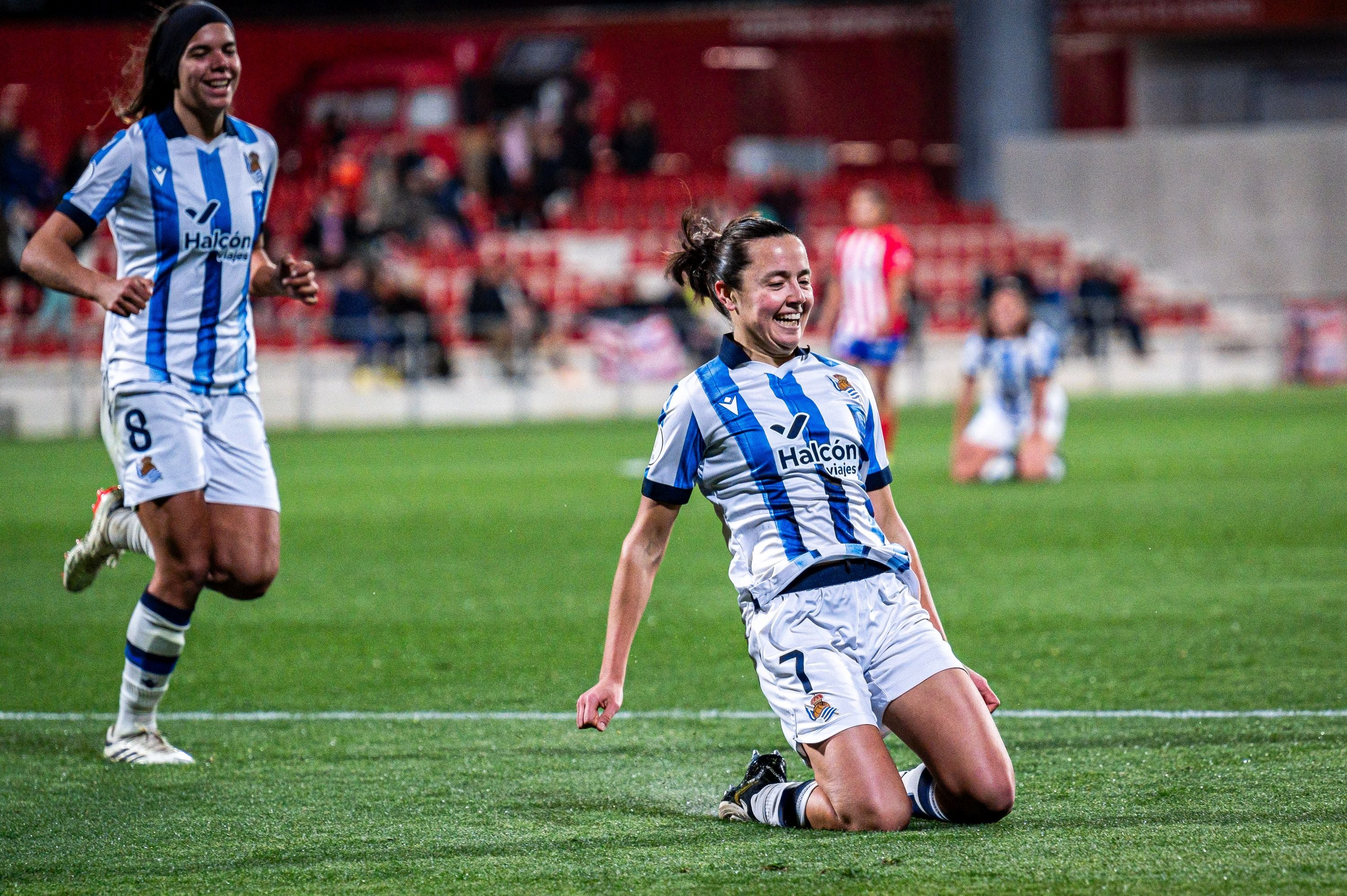 Amaiur y Andreia celebran el gol que ponía por delante a la Real Sociedad.