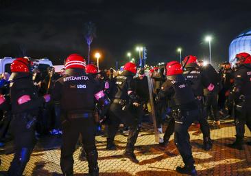 Ingresada en el hospital una mujer que recibió un impacto en la cabeza durante los altercados en Anoeta