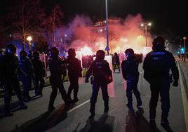 Agentes de la Ertzaintza intervienen durante los altercados previos al partido entre la Real y el PSG.