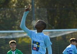 Alfredo Alogo celebra un gol con la camiseta del Mariño.