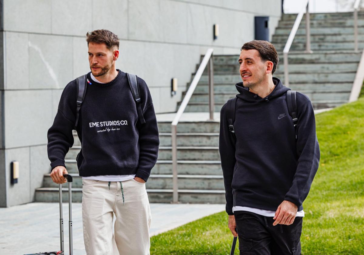 Imagen principal - Los cinco realistas llegando a la convocatoria de la selección española en Las Rozas.