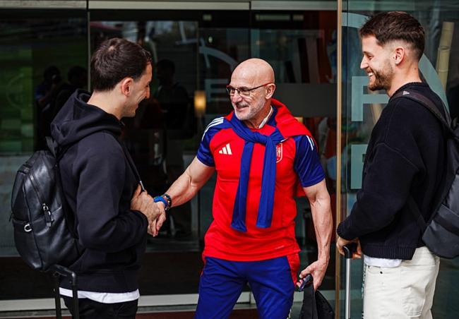 Oyarzabal y Remiro, con el seleccionador Luis de la Fuente.