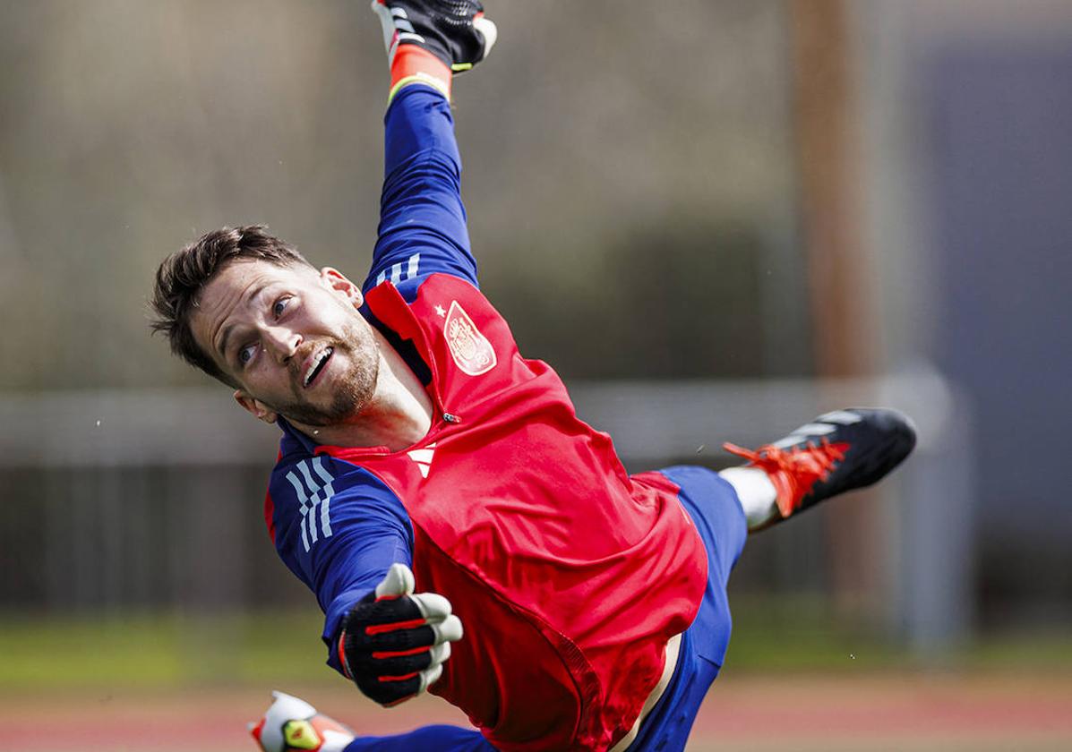 Álex Remiro realiza una parada durante un entrenamiento en Las Rozas