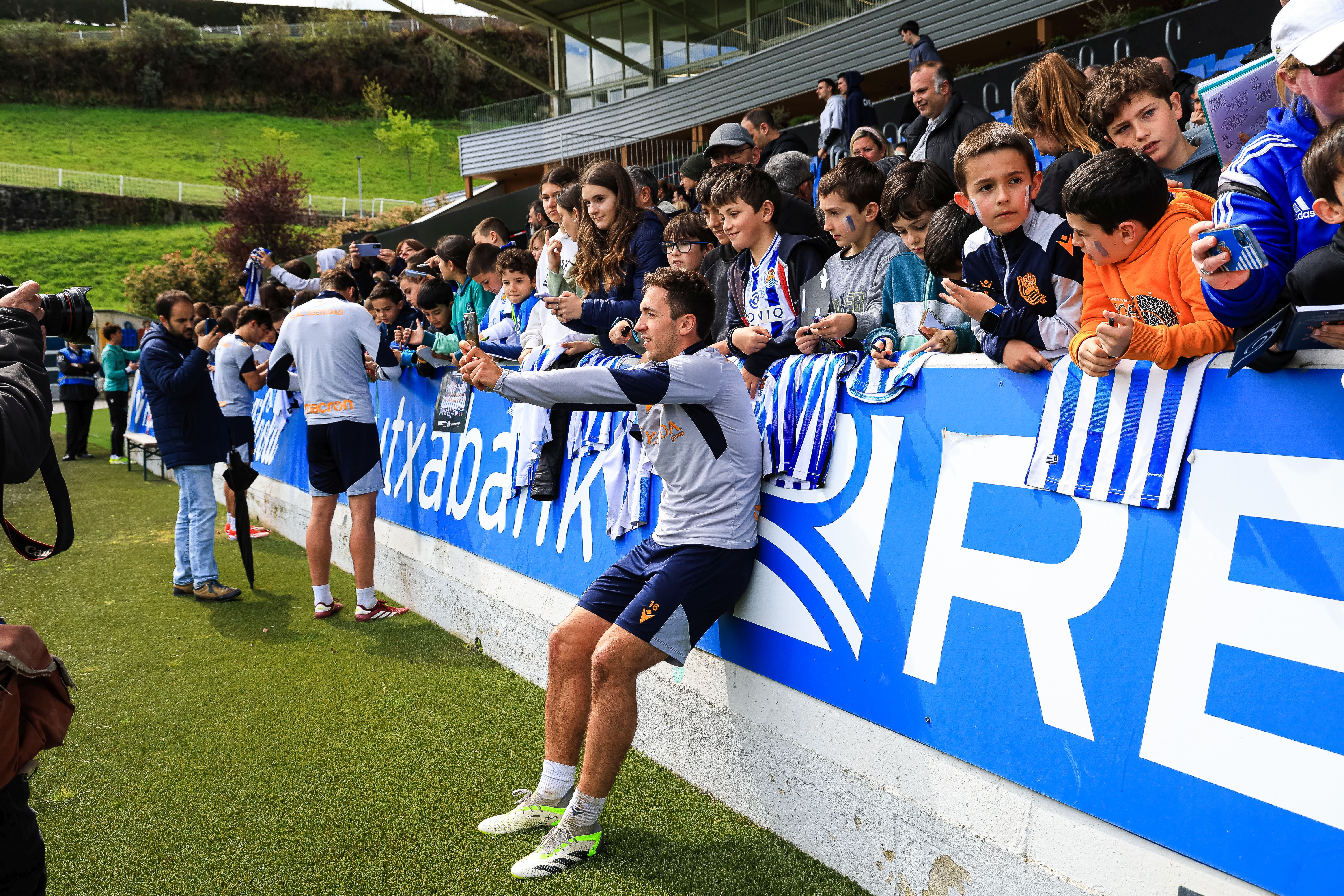 La Real se da un baño de masas en el entrenamiento en Zubieta