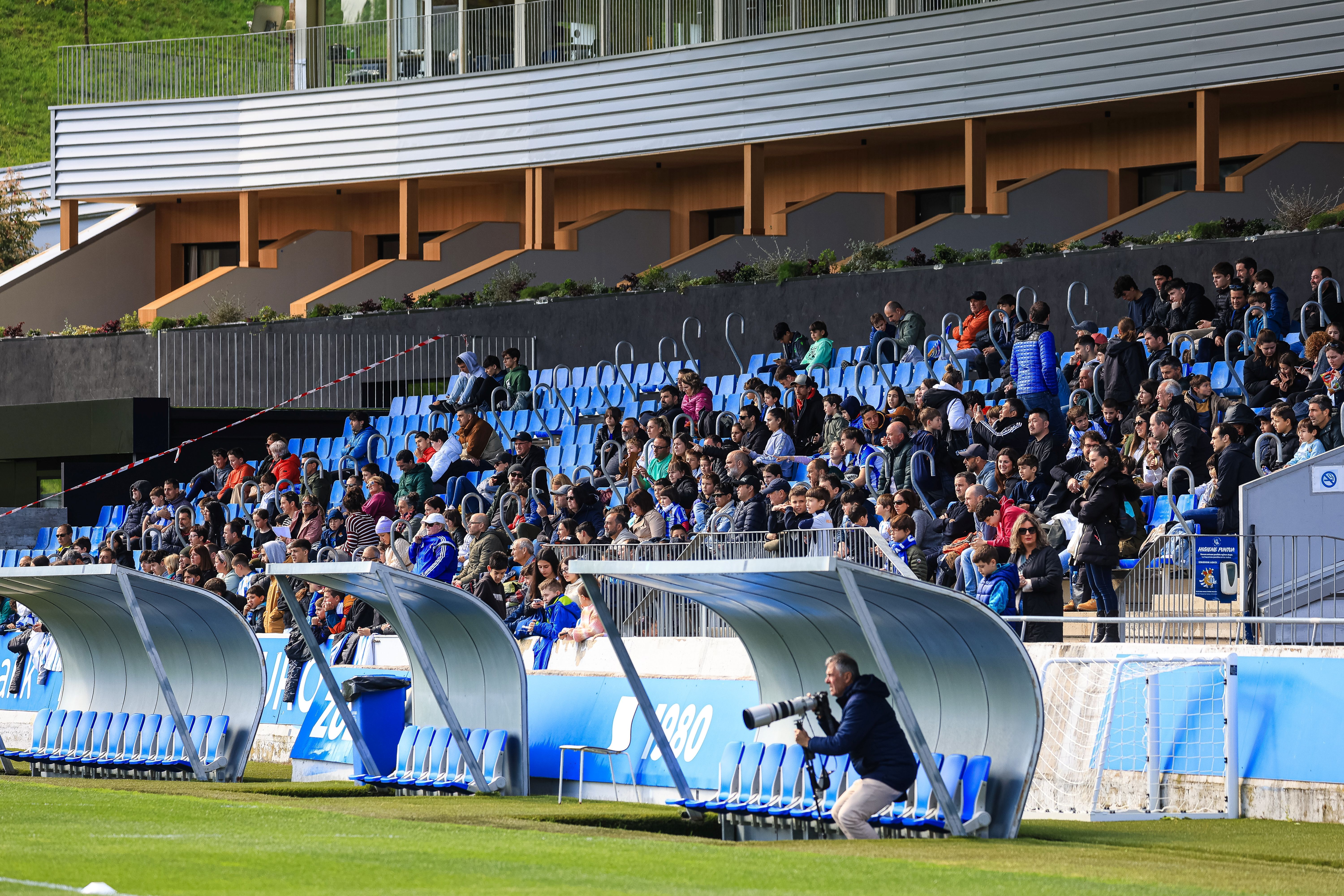 La Real se da un baño de masas en el entrenamiento en Zubieta