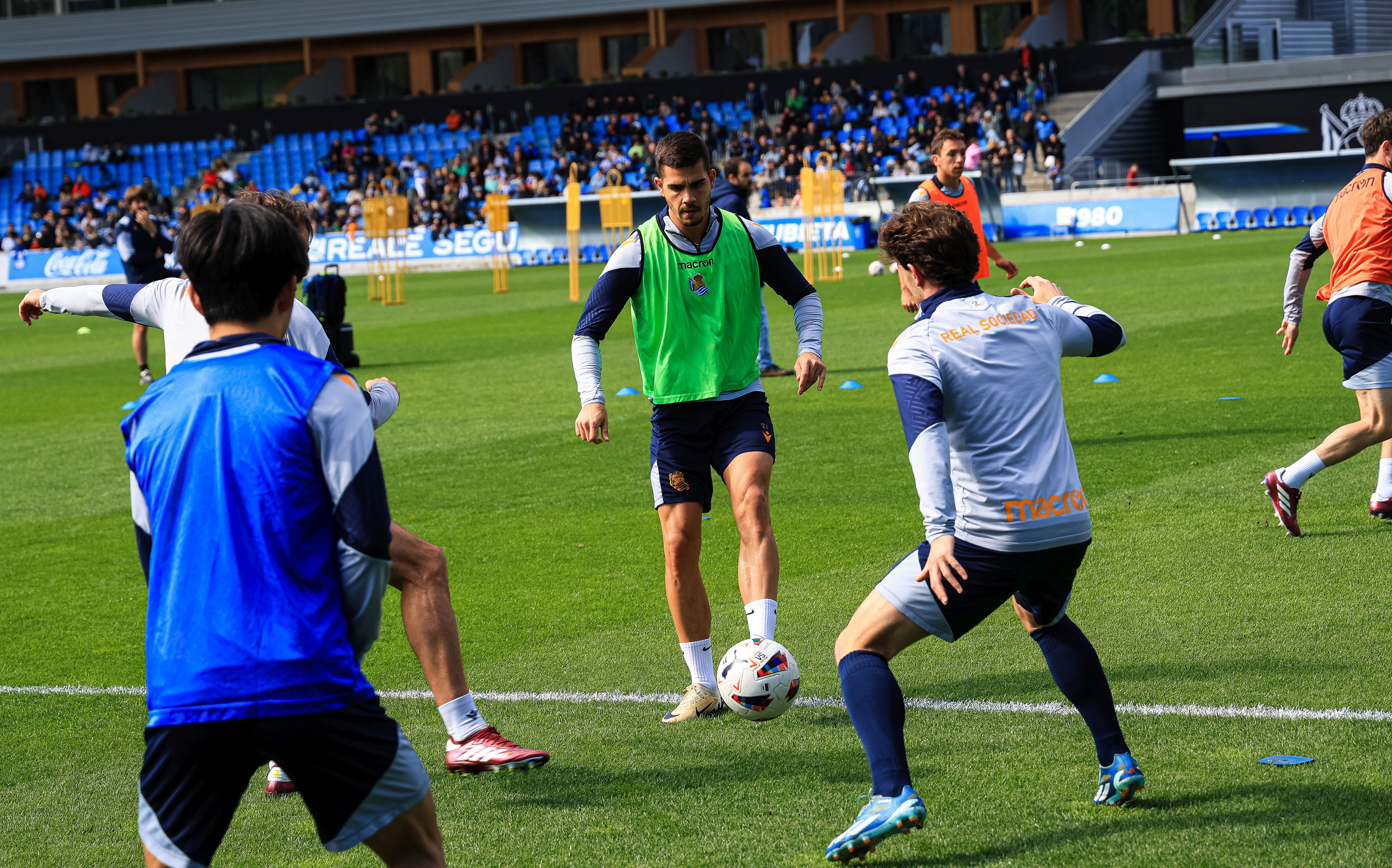 La Real se da un baño de masas en el entrenamiento en Zubieta