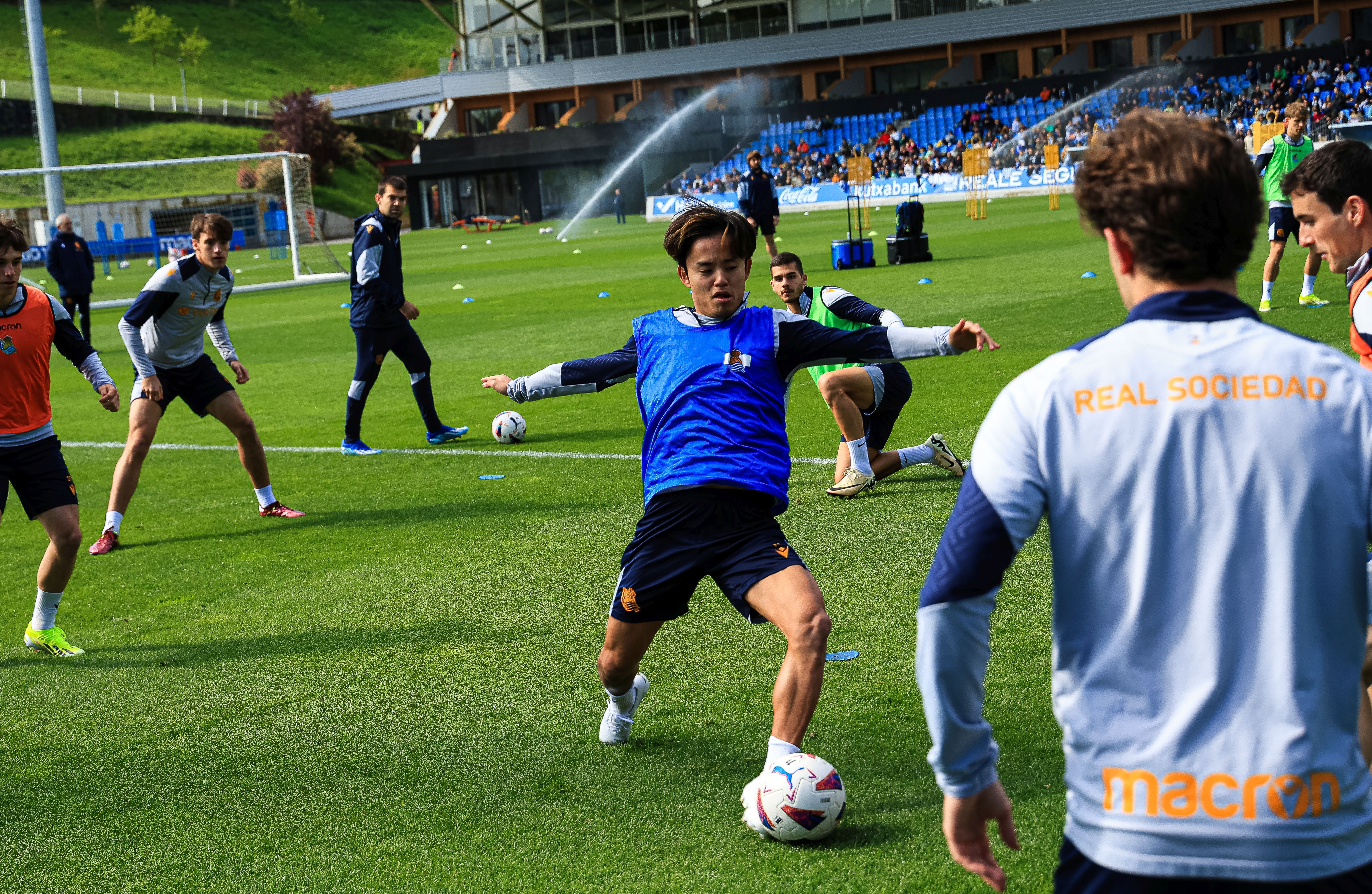 La Real se da un baño de masas en el entrenamiento en Zubieta