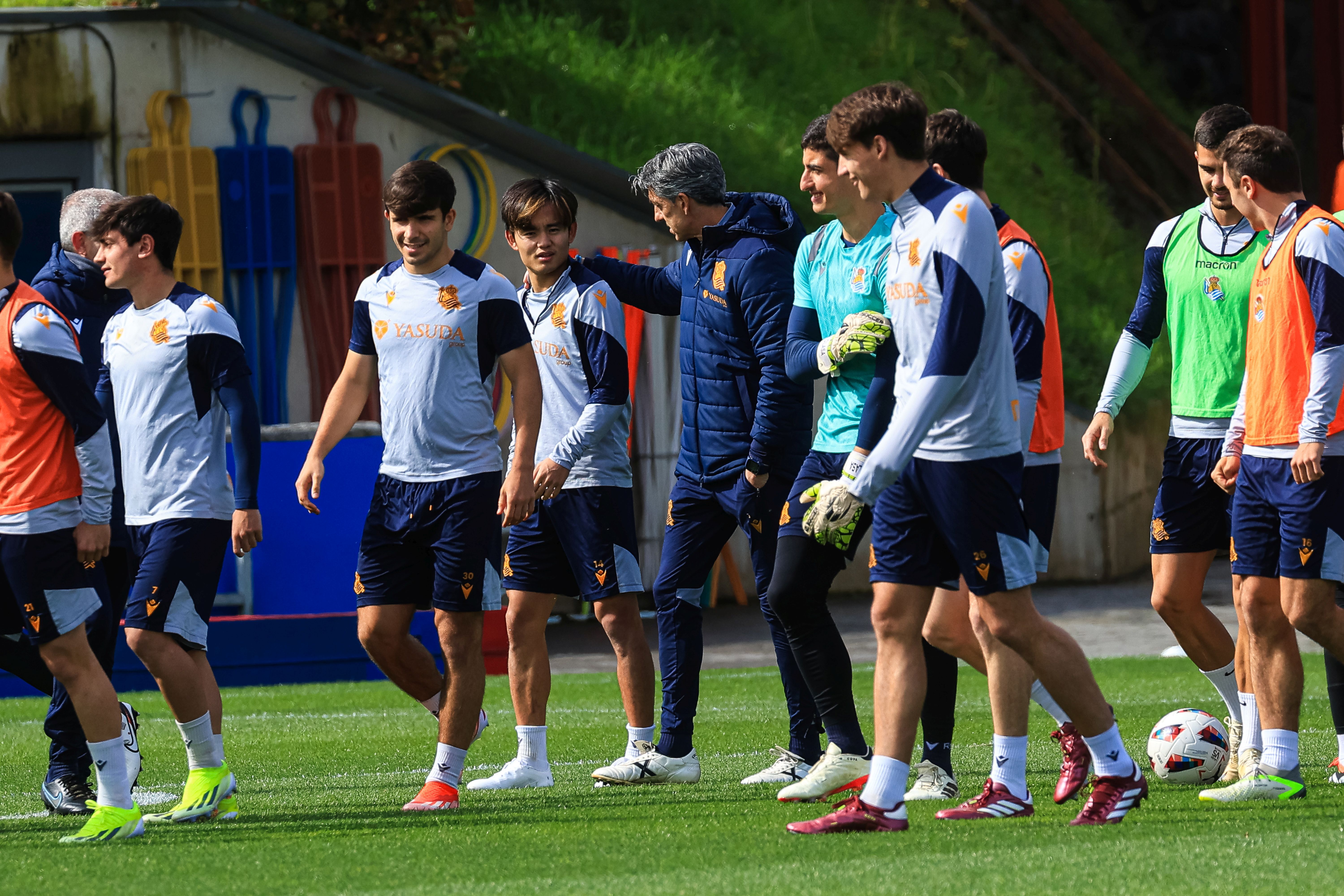 La Real se da un baño de masas en el entrenamiento en Zubieta
