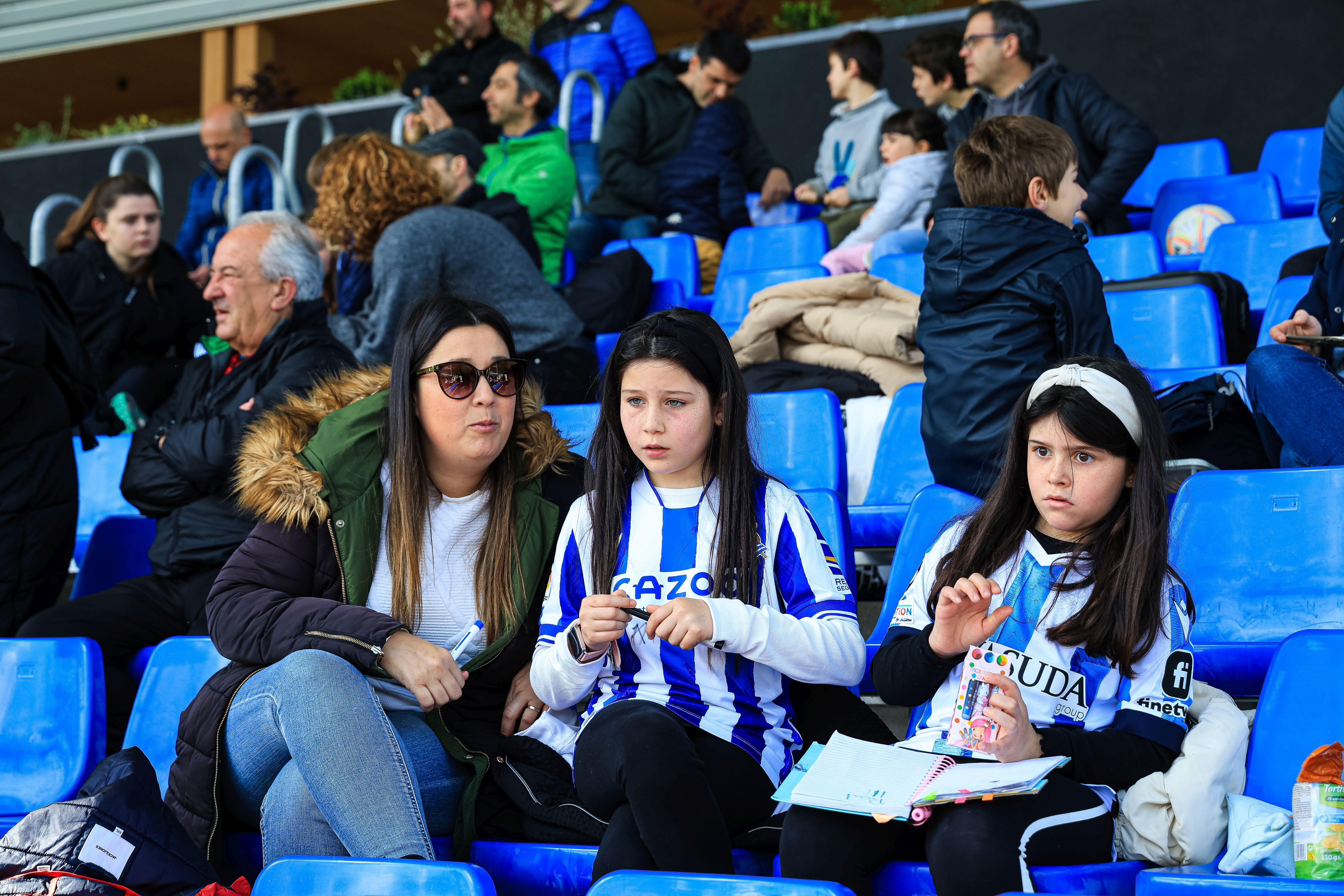 La Real se da un baño de masas en el entrenamiento en Zubieta