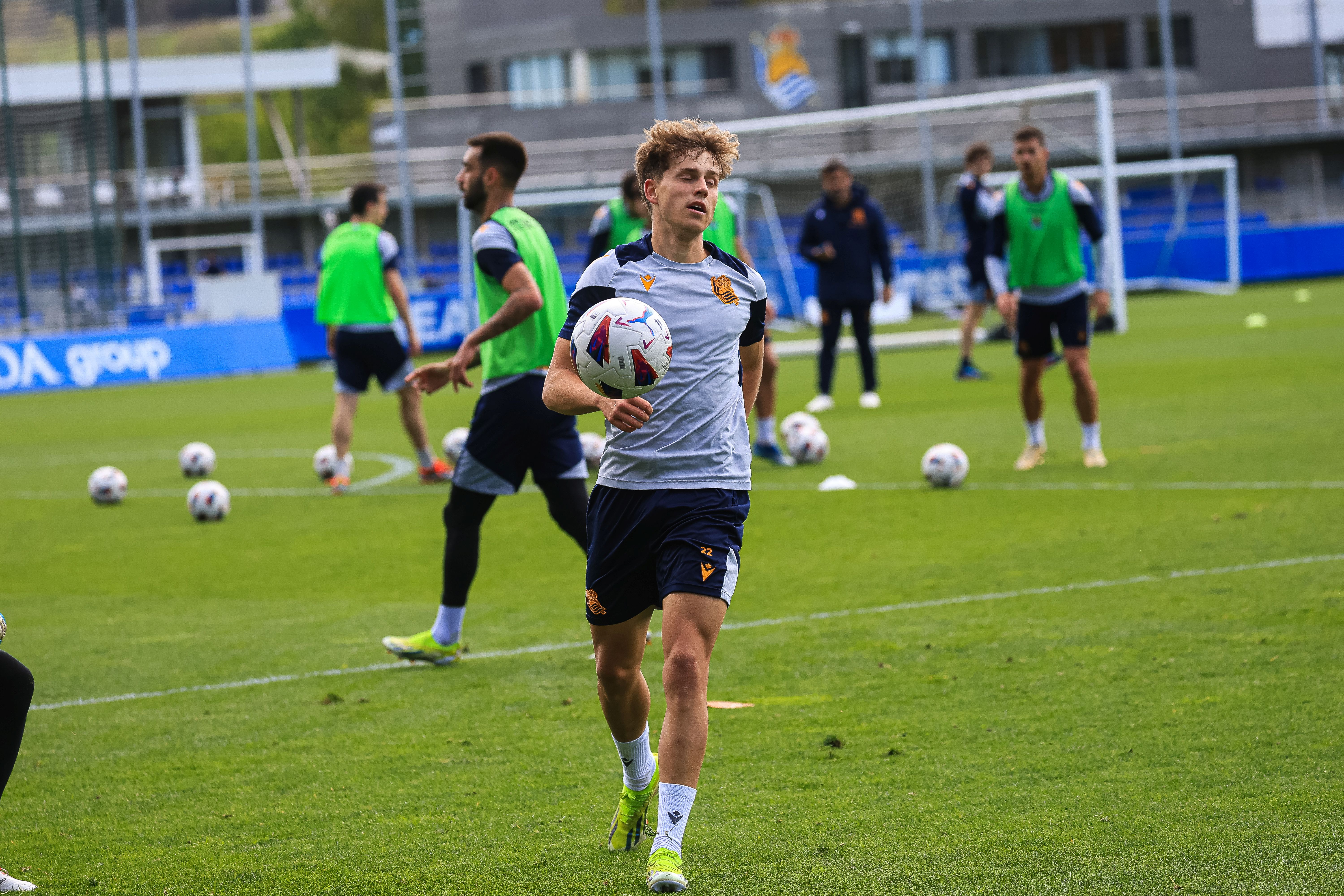La Real se da un baño de masas en el entrenamiento en Zubieta