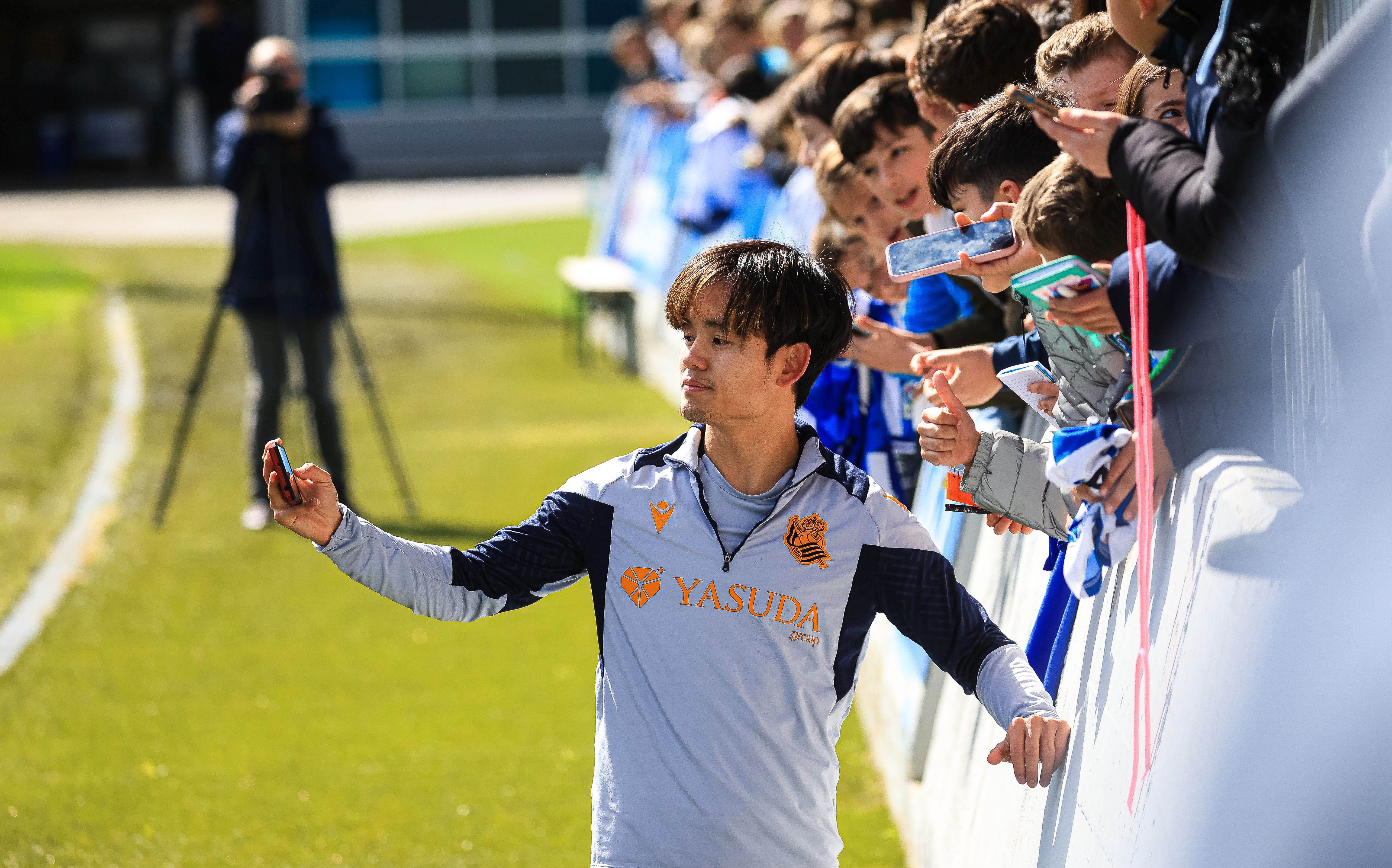 La Real se da un baño de masas en el entrenamiento en Zubieta