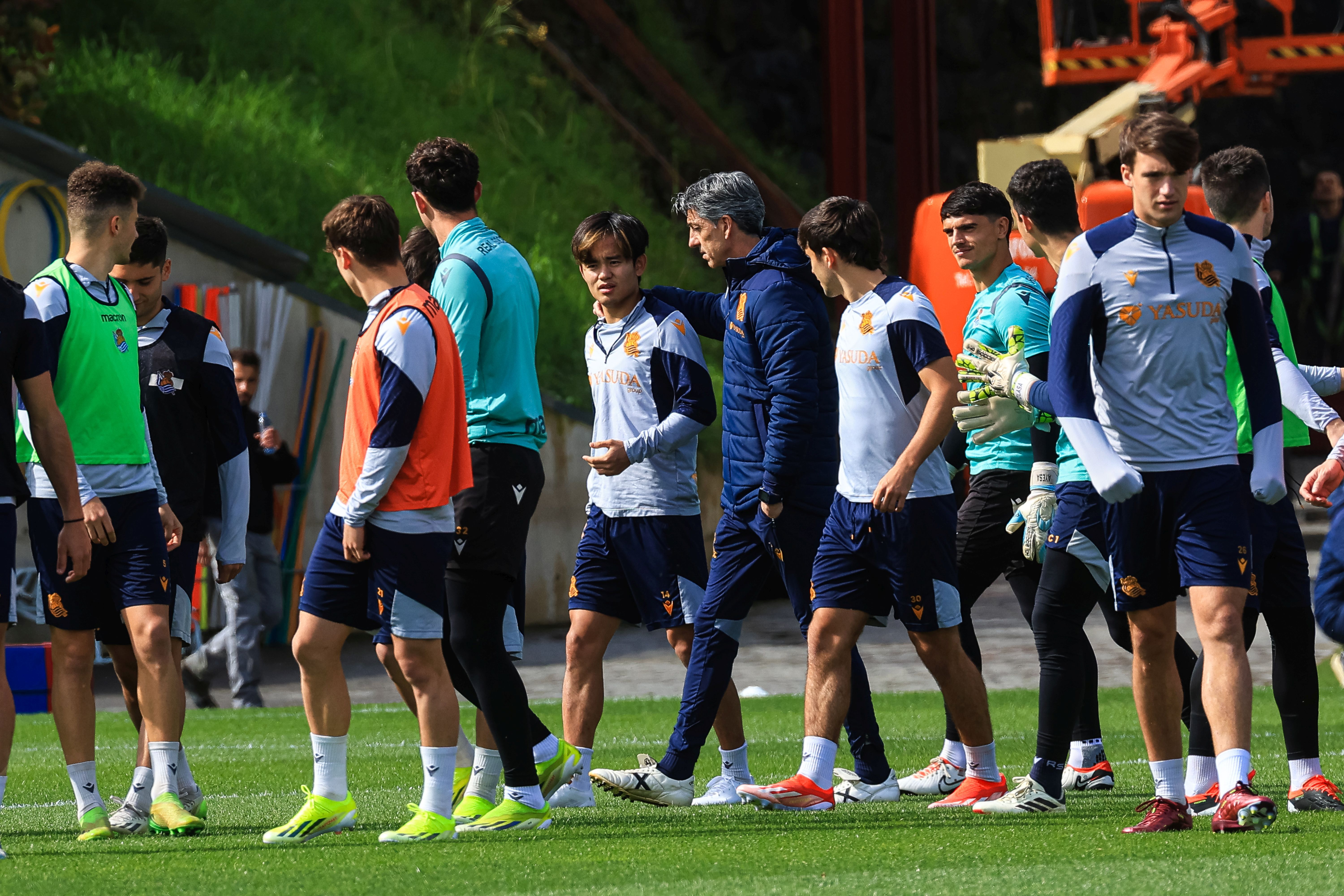 La Real se da un baño de masas en el entrenamiento en Zubieta