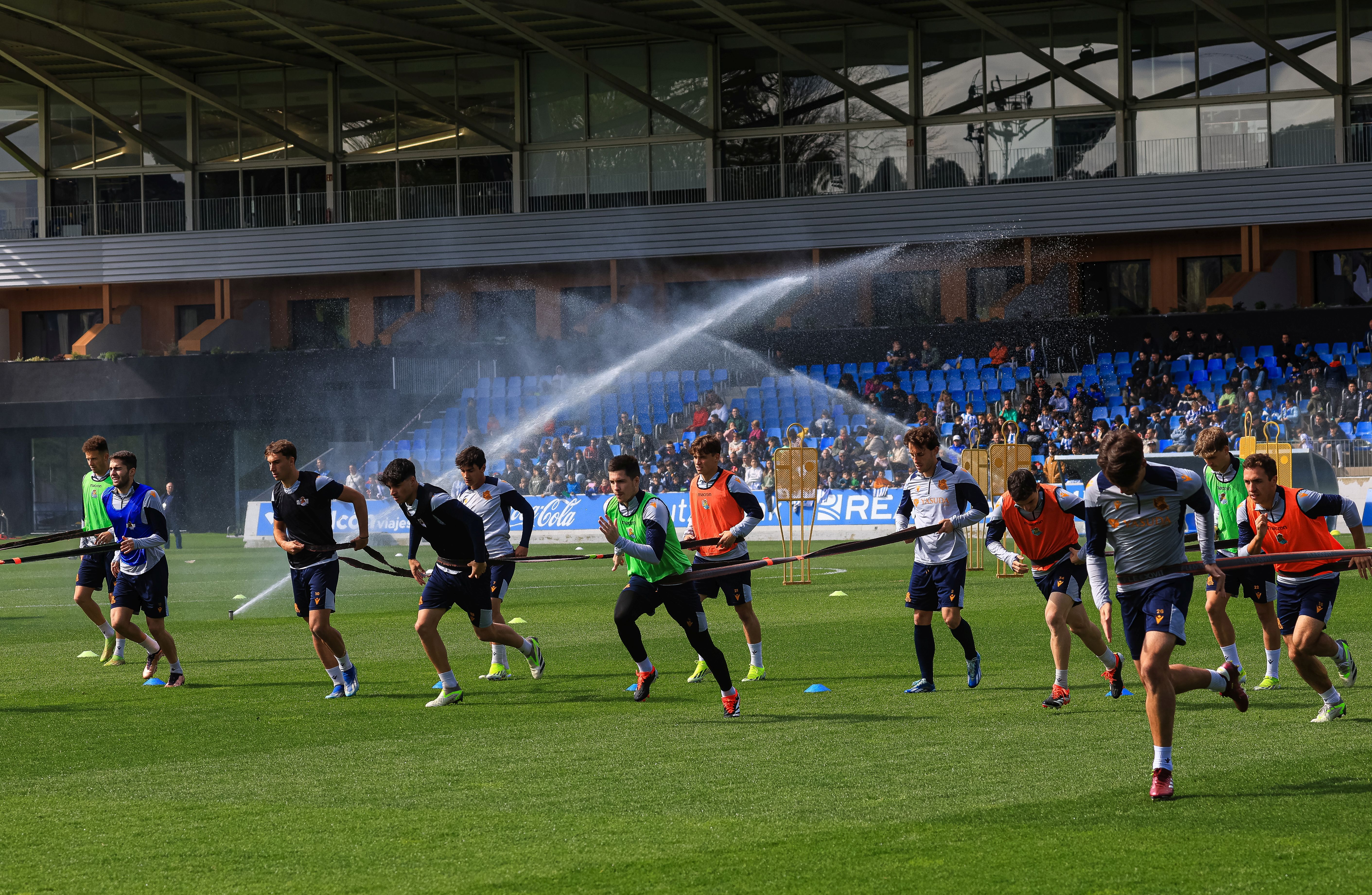 La Real se da un baño de masas en el entrenamiento en Zubieta
