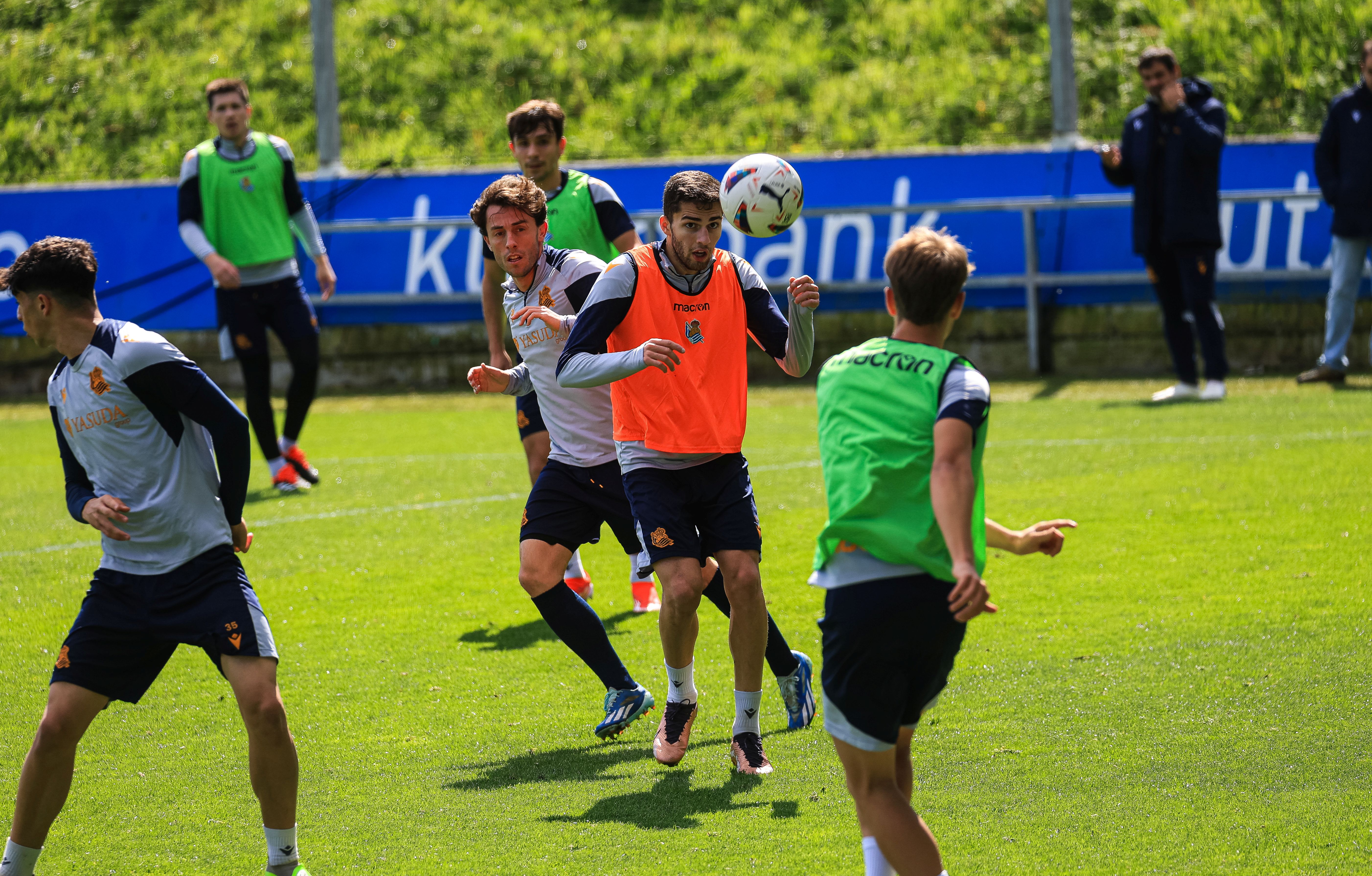 La Real se da un baño de masas en el entrenamiento en Zubieta