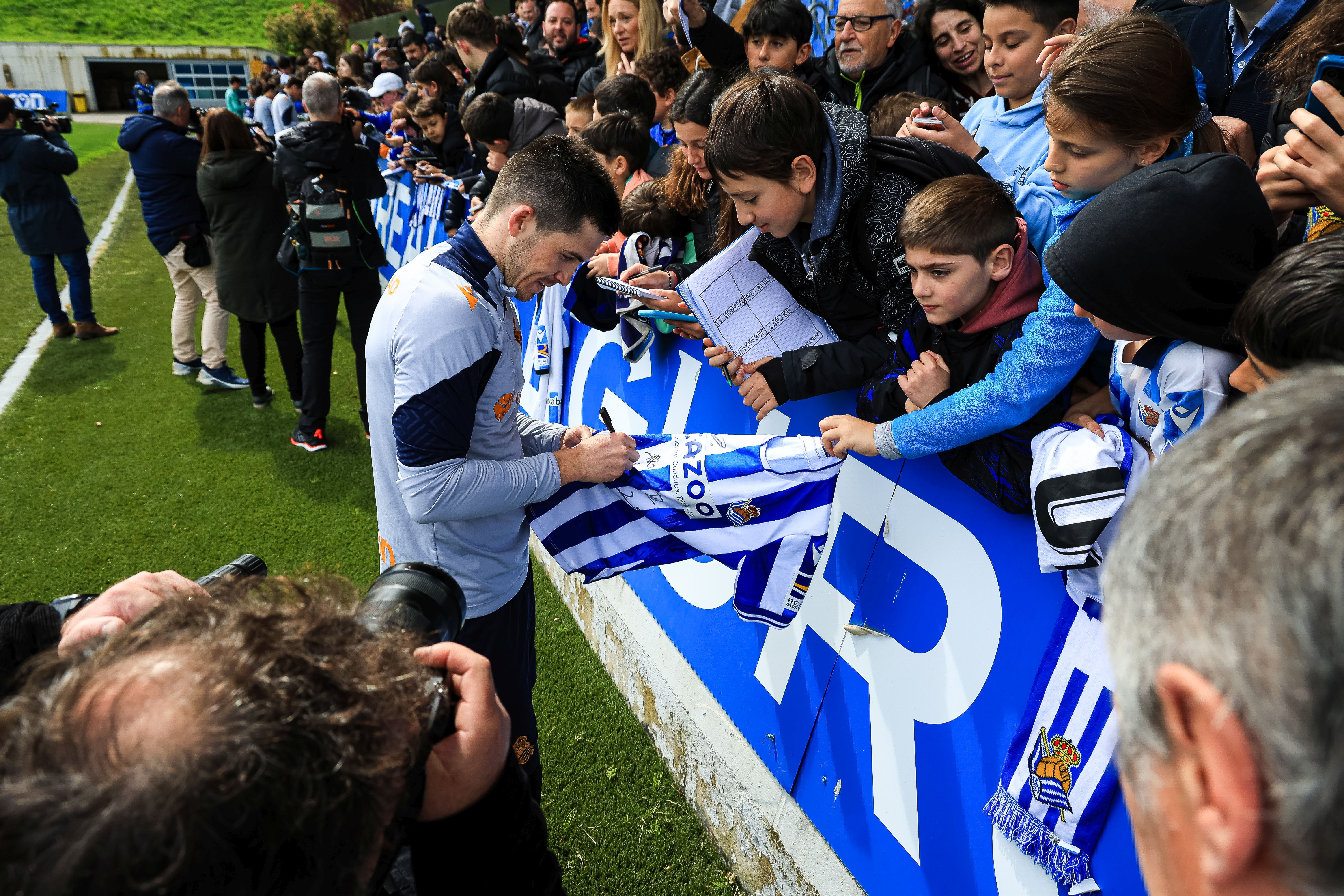 La Real se da un baño de masas en el entrenamiento en Zubieta