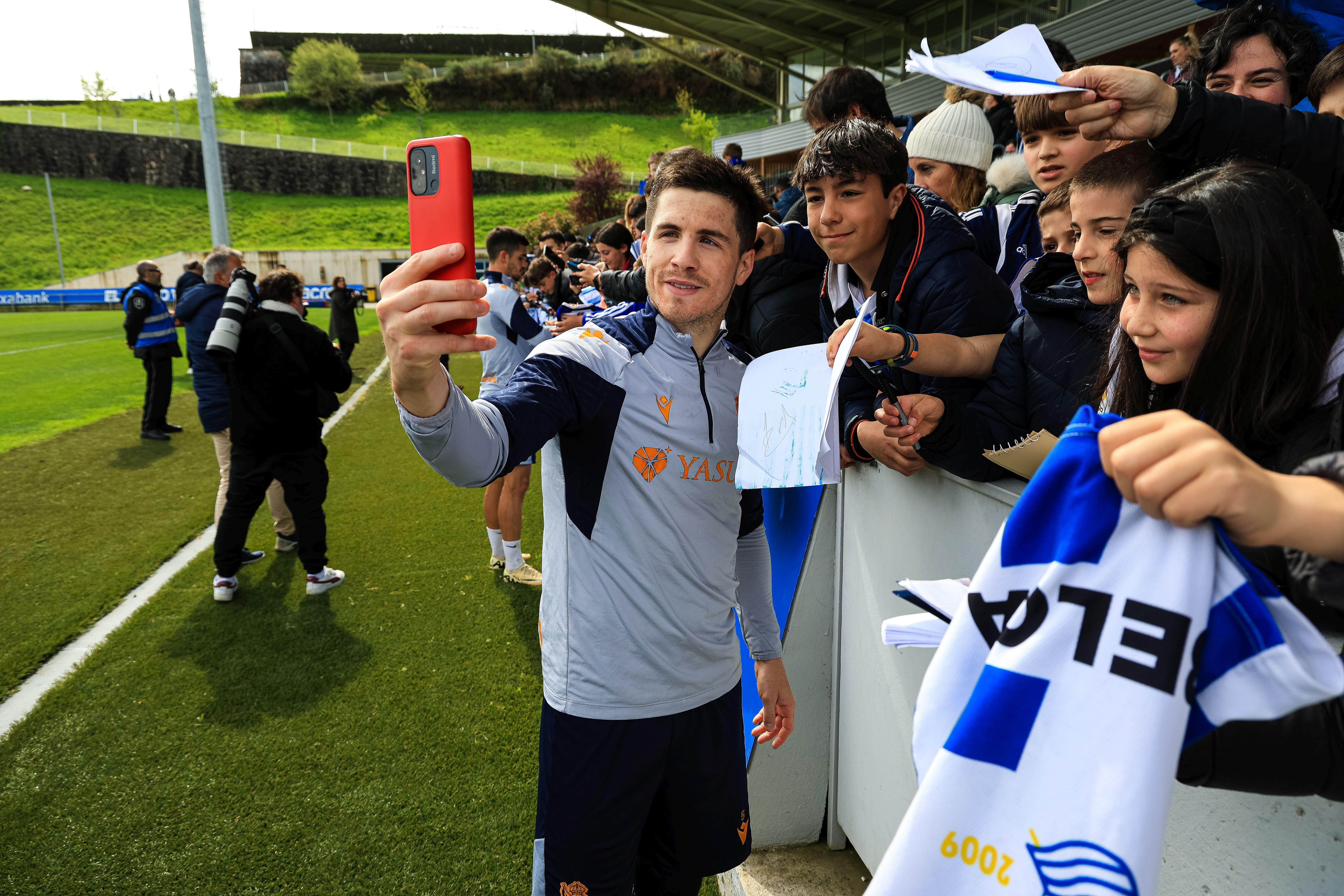 La Real se da un baño de masas en el entrenamiento en Zubieta