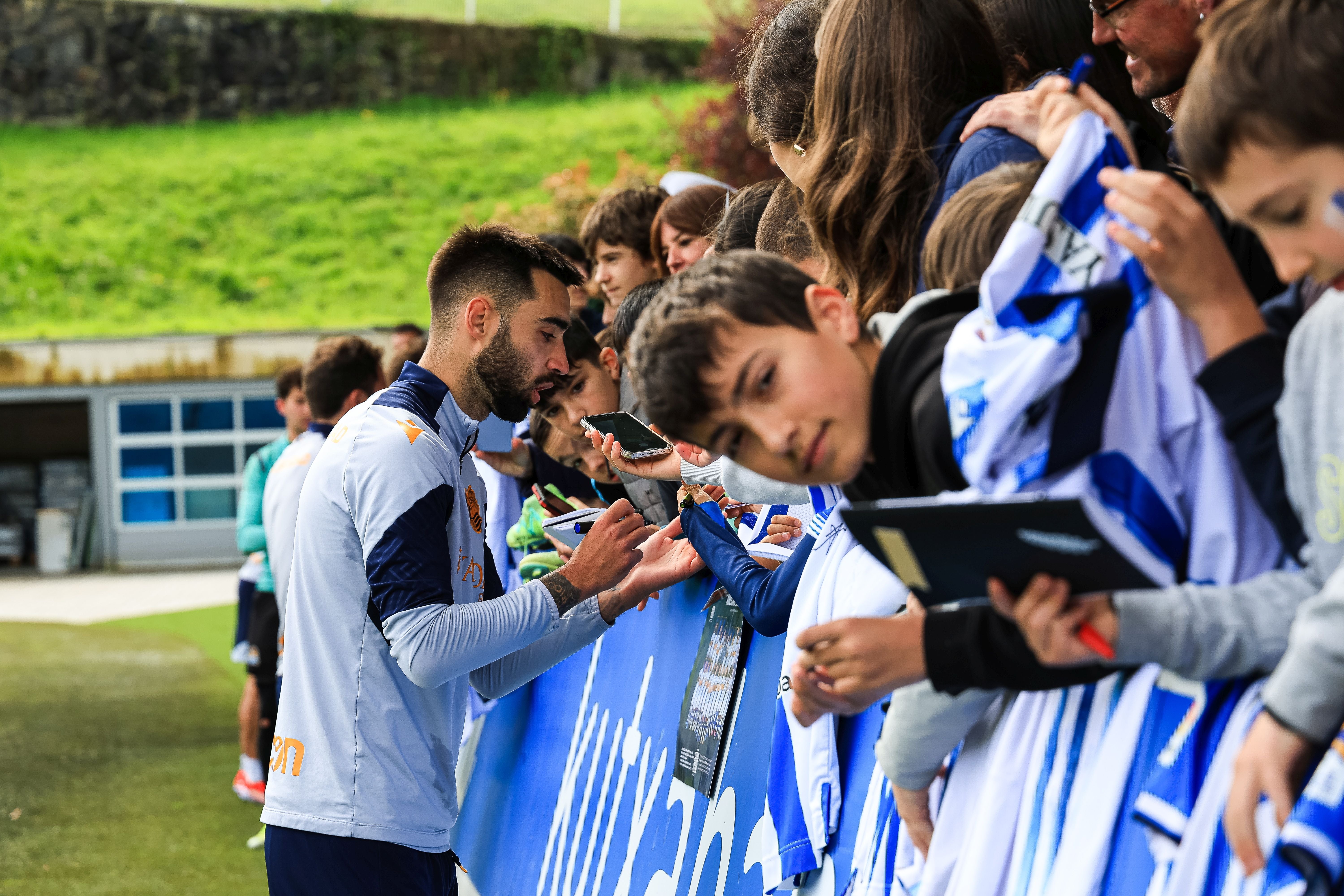 La Real se da un baño de masas en el entrenamiento en Zubieta