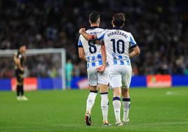 Mikel Merino y Mikel Oyarzabal celebran el gol que abrió el marcador ante el Cádiz.