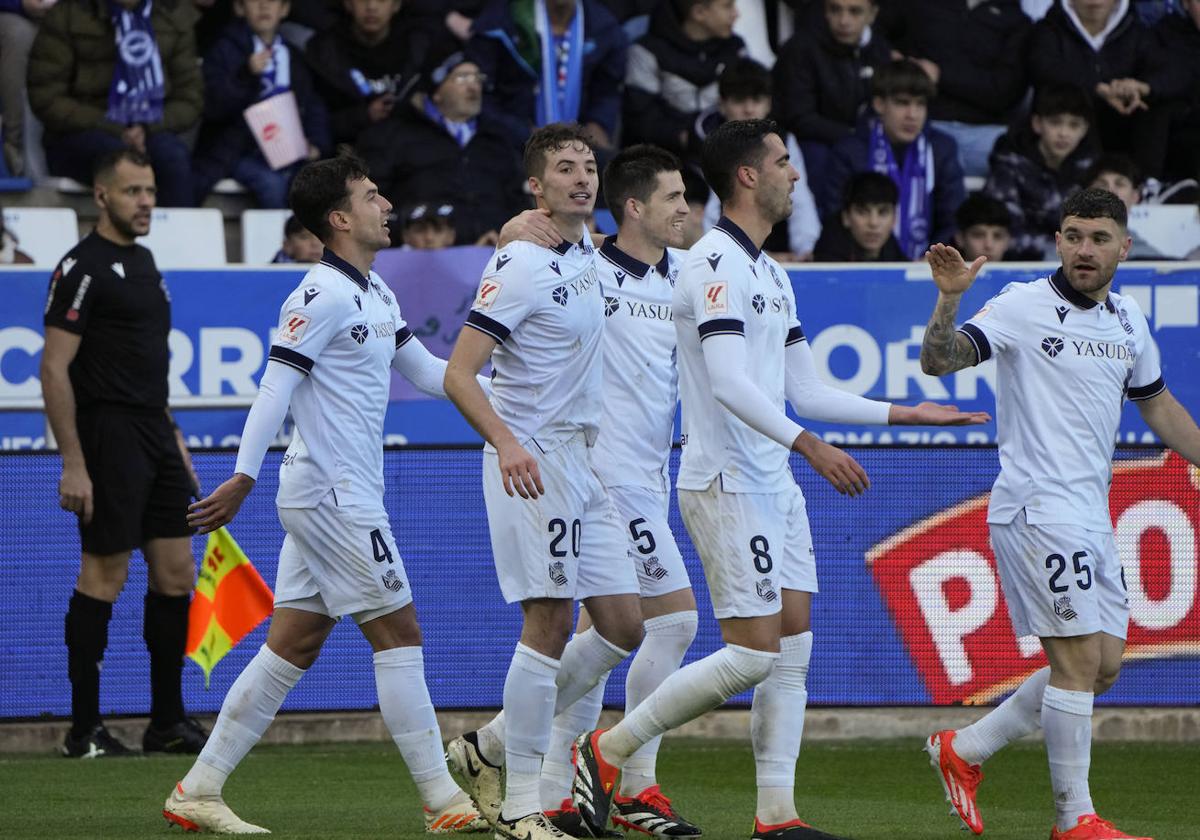 Los jugadores realistas abrazan a Pacheco.