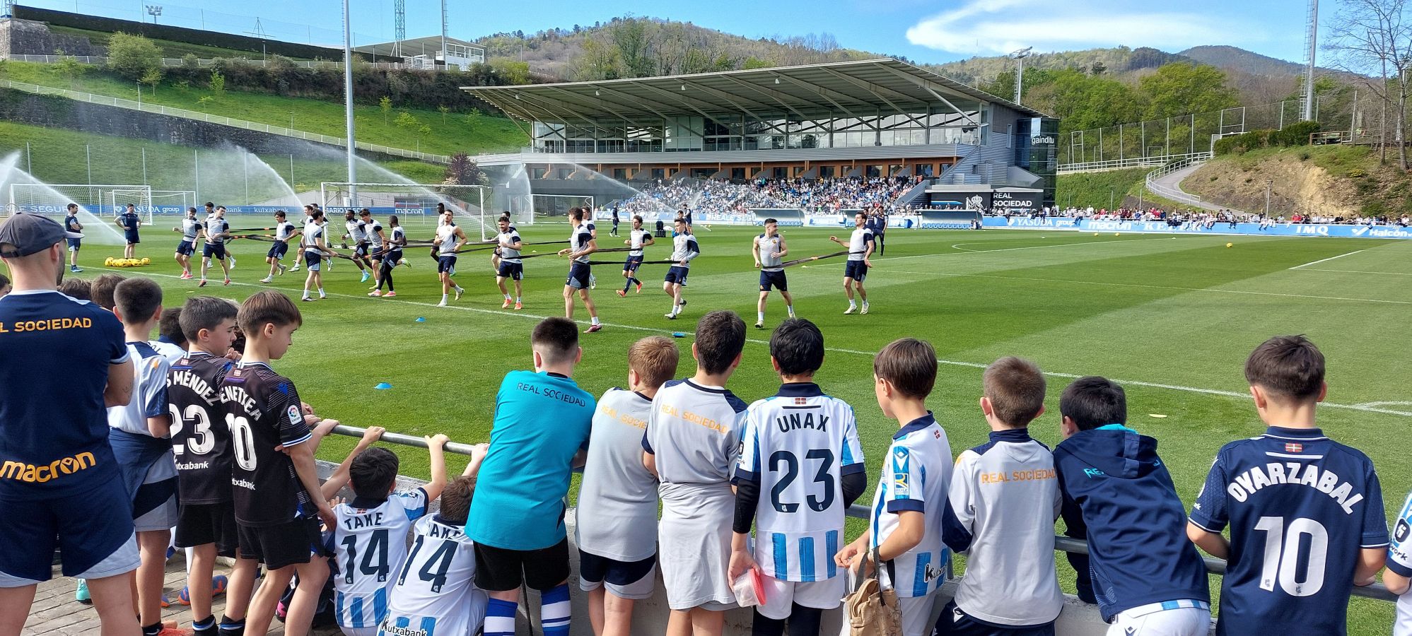 Cientos de aficionados arropan a la Real en Zubieta