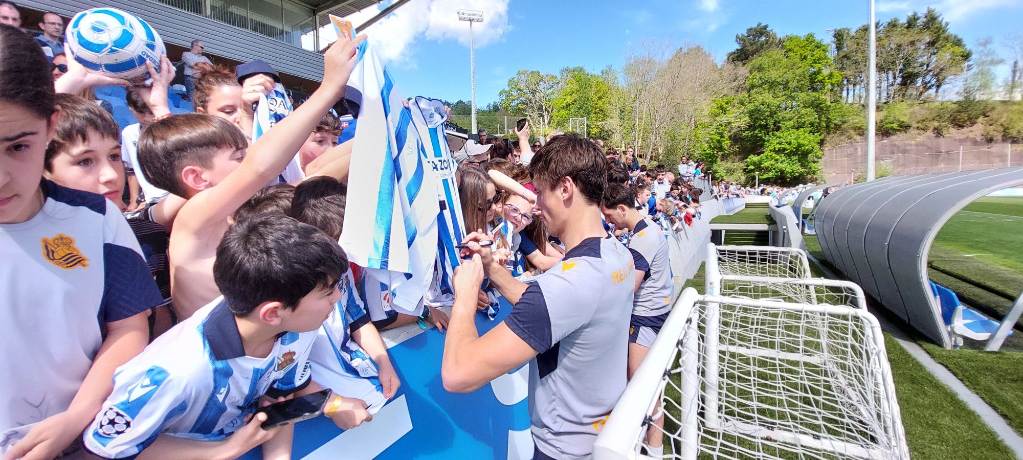 Cientos de aficionados arropan a la Real en Zubieta