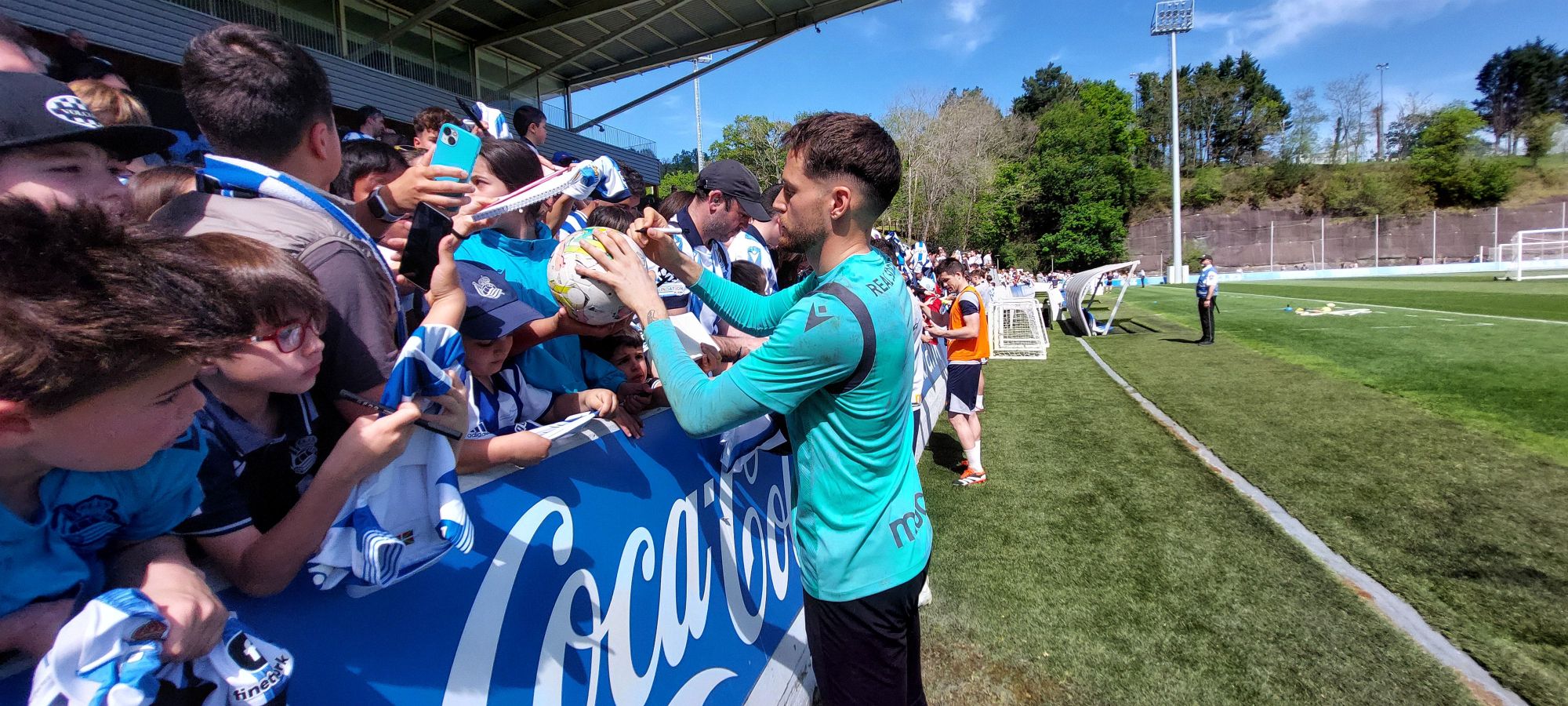 Cientos de aficionados arropan a la Real en Zubieta